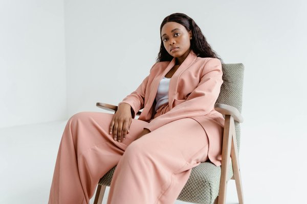 Boucle d'oreille puce en porcelaine : artisanat raffiné et style subtil