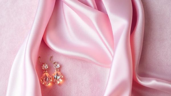 Les foulards en soie pour femmes : le luxe à votre portée